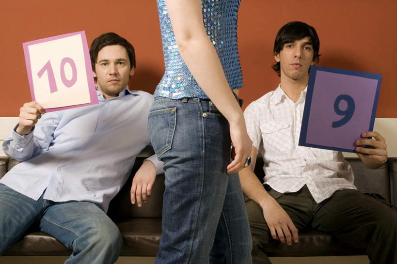 西方人,三个人,坐,走,横图,室内,白天,正面,欧洲,欧洲人,服装,数字,拿,拿着,注视,休闲装,衣服,号码牌,观察,看,休闲,休闲服,服饰,观看,察看,关注,男人,男性,年轻男性,年轻女性,女人,女性,白种人,步行,散步,走路,坐着,半身,彩图