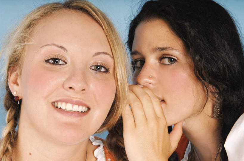 西方人,脸,头,脸颊,两个人,伙伴,朋友,笑,说,微笑,露齿笑,横图,室内,特写,白天,正面,友谊,德国,欧洲,欧洲人,蓝色背景,传统服饰,注视,文化,肩膀,观察,看,摄影,影棚,观看,察看,关注,私语,密语,耳语,交流,友情,年轻女性,女人,女性,白种人,头部,脸部,脸蛋,面部,沟通,讲话,交谈,说话,谈话,半身,彩图,影棚拍摄,传统服装,拍摄