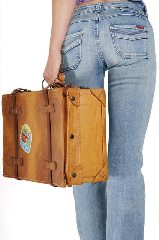 西方人,一个人,站,竖图,室内,白天,白色背景,皮箱,欧洲,欧洲人,仅一个年轻女性,仅一个女性,仅一个人,握,旅行箱,拿,拎,拿着,牛仔裤,休闲装,背面,行李箱,箱子,站着,休闲,休闲服,握着,摄影,影棚,年轻女性,女人,女性,白种人,半身,彩图,影棚拍摄,拍摄,拎着