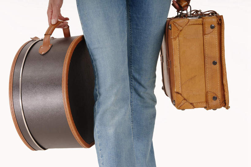 西方人,一个人,站,横图,室内,白天,白色背景,皮箱,欧洲,欧洲人,仅一个年轻女性,仅一个女性,仅一个人,握,旅行箱,拿,拎,拿着,牛仔裤,休闲装,背面,行李箱,箱子,站着,休闲,休闲服,握着,摄影,影棚,年轻女性,女人,女性,白种人,半身,彩图,影棚拍摄,拍摄,拎着