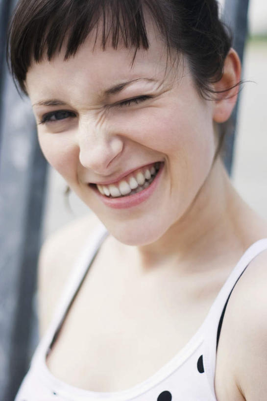 西方人,脸,头,脸颊,头发,一个人,闭眼,笑,微笑,露齿笑,竖图,室外,特写,白天,正面,吊带,欧洲,欧洲人,仅一个年轻女性,仅一个女性,仅一个人,朦胧,模糊,注视,吊带衫,休闲装,肩膀,黑色,观察,看,休闲,眯眼,休闲服,眯,观看,察看,关注,年轻女性,女人,女性,白种人,头部,脸部,脸蛋,面部,闭眼睛,闭着眼,闭着眼睛,半身,彩图