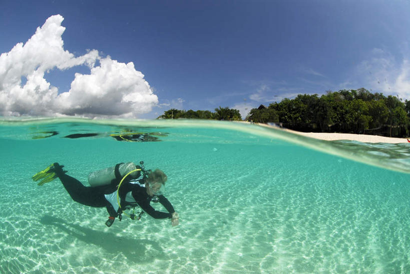 西方人,一个人,横图,俯视,室外,白天,锻炼,运动,海浪,海洋,森林,沙滩,树林,植物,欧洲,菲律宾,欧洲人,亚洲,仅一个年轻女性,仅一个女性,仅一个人,潜水镜,沙子,眼镜,海岸,浪花,云,云朵,沙地,云彩,树,树木,绿色,白云,蓝天,天空,自然,海水,天,氧气瓶,潜水服,潜水,东南亚,生长,成长,潜水装备,海景,菲律宾共和国,体育,年轻女性,女人,女性,白种人,大海,风浪,海,海水的波动,海滩,近岸浪,涌浪,彩图,高角度拍摄,全身,健身