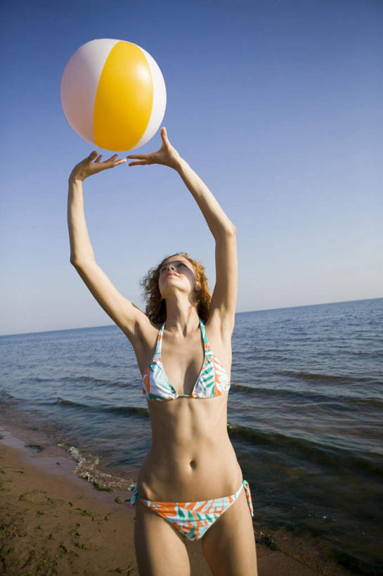 西方人,一个人,站,举,竖图,室外,白天,正面,泳装,比基尼,海浪,海洋,沙滩,欧洲,欧洲人,仅一个年轻女性,仅一个女性,仅一个人,沙子,海岸,浪花,水平线,辽阔,海平线,沙地,注视,蓝色,蓝天,天空,海水,充气球,天,观察,看,托,站着,广阔,晴朗,观看,一望无际,察看,关注,海景,万里无云,无边无际,一马平川,年轻女性,女人,女性,白种人,大海,风浪,海,海水的波动,海滩,近岸浪,涌浪,晴空,晴空万里,举起,举手,举着,抬头,向上举,向上伸,向上托,仰头,半身,彩图,三点式,泳衣,水天相接,水天一线