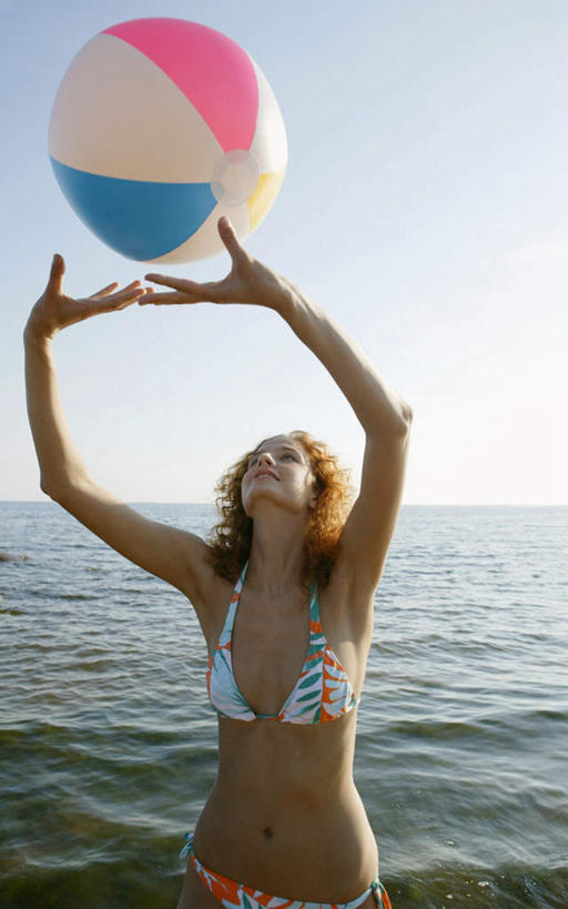 西方人,一个人,站,举,竖图,室外,白天,正面,泳装,比基尼,沙滩,欧洲,欧洲人,仅一个年轻女性,仅一个女性,仅一个人,阴影,光线,沙子,影子,海岸,沙地,注视,蓝色,蓝天,天空,阳光,充气球,天,观察,看,托,站着,晴朗,观看,察看,关注,万里无云,年轻女性,女人,女性,白种人,海滩,晴空,晴空万里,举起,举手,举着,抬头,向上举,向上伸,向上托,仰头,半身,彩图,三点式,泳衣