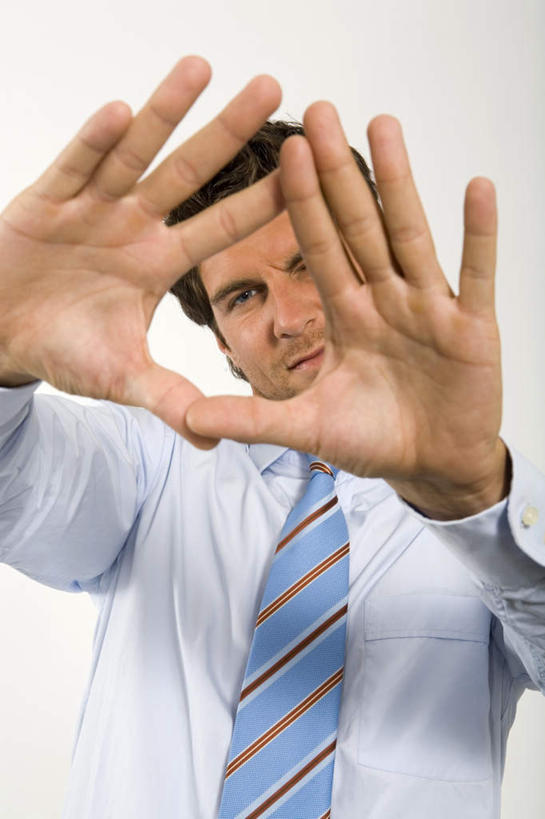 西方人,一个人,商务人士,商务男性,站,举,竖图,室内,白天,白色背景,正面,衬衫,欧洲,欧洲人,仅一个男性,仅一个人,套装,服装,领带,注视,仅一个年轻男性,衣服,观察,看,手势,托,站着,摄影,服饰,影棚,观看,察看,象征,衣着,庄重,穿着,关注,商务装,身份,工薪阶层,正式,地位,衣饰,男人,男性,年轻男性,白种人,白领,上班族,举起,举手,举着,向上举,向上伸,向上托,站立,半身,彩图,影棚拍摄,衬衣,拍摄