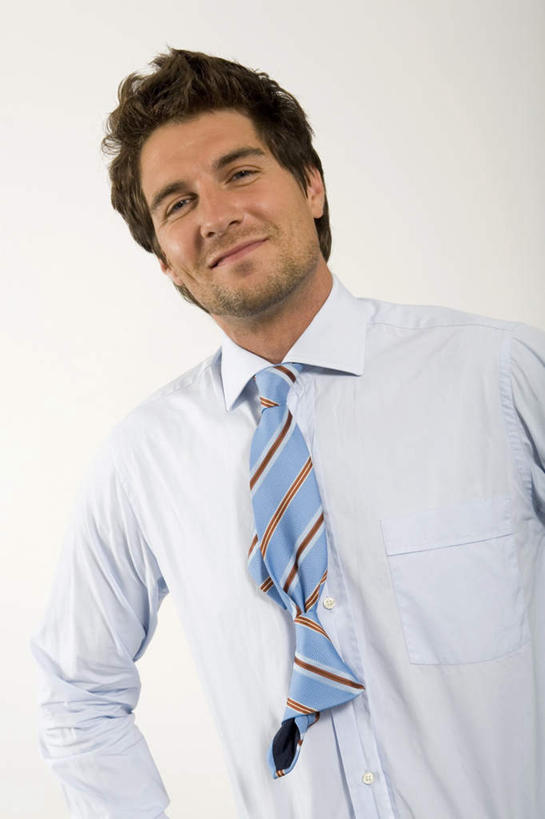 西方人,一个人,商务人士,商务男性,站,笑,微笑,竖图,室内,白天,白色背景,正面,衬衫,欧洲,欧洲人,仅一个男性,仅一个人,套装,服装,领带,注视,手叉腰,仅一个年轻男性,衣服,叉腰,观察,看,站着,摄影,服饰,影棚,观看,察看,双手叉腰,象征,衣着,庄重,穿着,关注,商务装,身份,工薪阶层,正式,地位,衣饰,男人,男性,年轻男性,白种人,白领,上班族,站立,半身,彩图,影棚拍摄,衬衣,拍摄