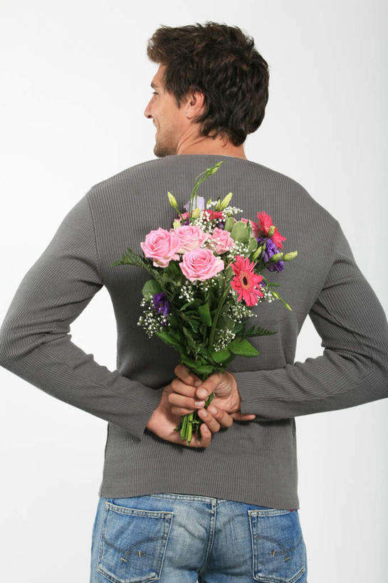 西方人,一个人,站,竖图,室内,白天,白色背景,爱情,幸福,纯洁,智慧,热情,玫瑰,欧洲,欧洲人,仅一个男性,仅一个人,握,服装,艺术,盛开,玫瑰花,浪漫,拿,花蕾,拿着,文化,花,花瓣,花朵,鲜花,仅一个年轻男性,背面,衣服,插花,花苞,花蕊,站着,温暖,温馨,恩爱,握着,摄影,服饰,影棚,插花艺术,和睦,创造,衣着,穿着,创作,感动,藏,想象,尊敬,衣饰,背后,天真,刺玫花,徘徊花,男人,男性,年轻男性,白种人,站立,半身,彩图,影棚拍摄,拍摄,融洽