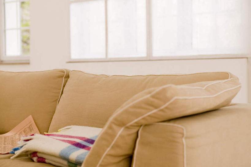 无人,客厅,横图,室内,白天,正面,窗户,靠垫,落地窗,沙发,纺织品,装饰,毛毯,毯子,靠枕,玻璃窗,纺织,垫子,枕头,温暖,华丽,修饰,点缀,起居室,布艺沙发,衬托,美观,雅致,雅观,彩图