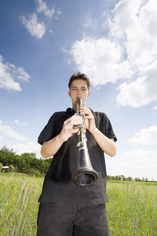 西方人,一个人,站,竖图,室外,白天,正面,草地,草坪,植物,欧洲,欧洲人,仅一个男性,仅一个人,握,服装,云,云朵,吹奏乐器,单簧管,黑管,乐器,木管乐器,吹奏,拿,云彩,拿着,注视,草,仅一个年轻男性,衣服,绿色,白云,蓝天,天空,天,观察,看,站着,握着,服饰,观看,察看,木管,衣着,穿着,关注,克拉管,乌木棒,衣饰,男人,男性,年轻男性,白种人,站立,半身,彩图