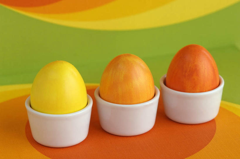 无人,横图,俯视,室内,特写,白天,复活节,一排,阴影,节日,庆祝,整齐,反射,影子,蛋,文化,排列,三个,黄色,容器,庆典,橙色,摄影,影棚,纪念,储藏,蛋杯,储存,队列,彩蛋,复活节彩蛋,盛蛋器,彩图,高角度拍摄,影棚拍摄,拍摄,贮存