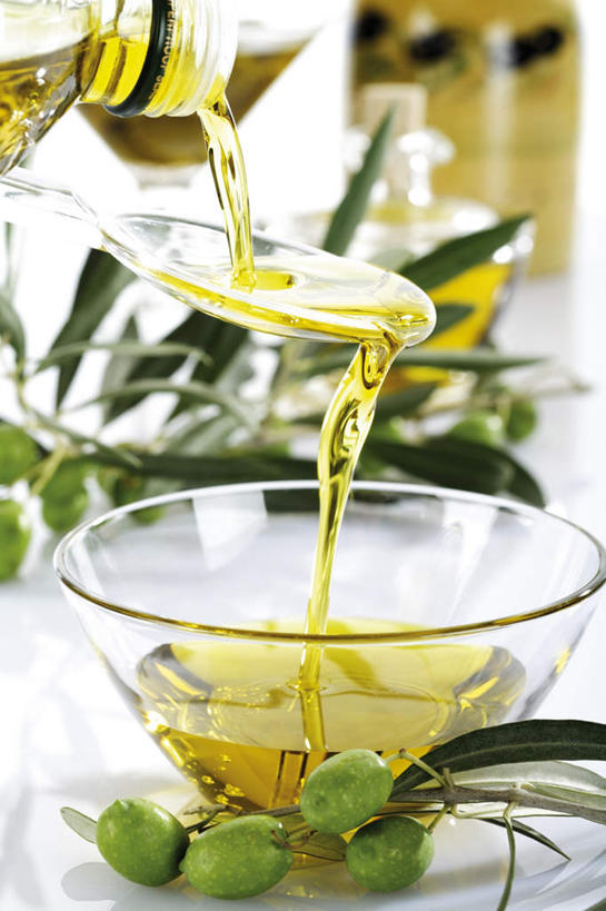 无人,竖图,俯视,室内,特写,白天,白色背景,餐桌,桌子,橄榄,叶子,玻璃,阴影,朦胧,模糊,反射,影子,勺子,调料,橄榄油,绿叶,调味品,调味料,玻璃制品,树枝,容器,调羹,汤匙,碗,嫩叶,游泳衣,摄影,影棚,餐台,储藏,储存,叶,叶片,青果,白榄,彩图,高角度拍摄,影棚拍摄,拍摄,贮存