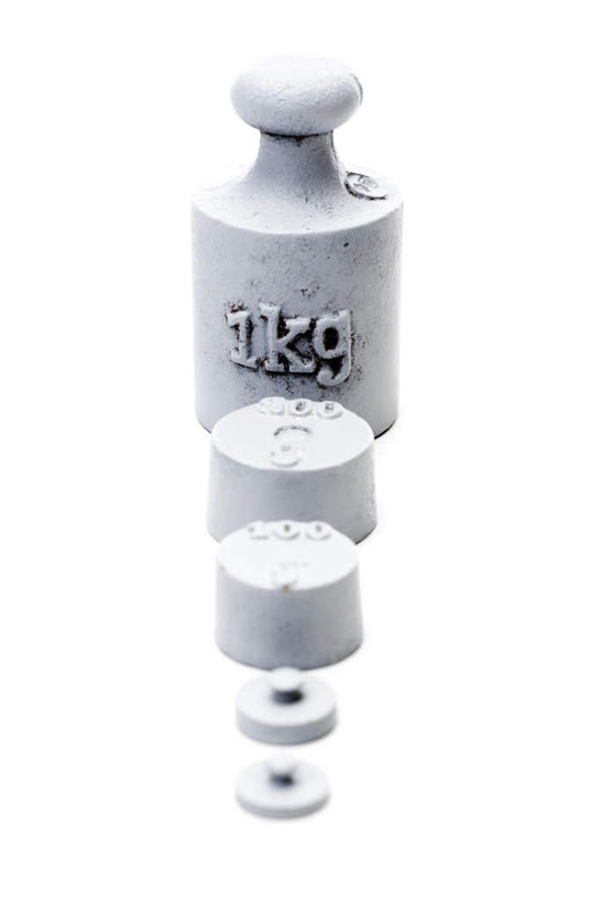 无人,竖图,俯视,室内,特写,白天,白色背景,静物,五个,一排,许多,标志,砝码,数字,文字,字符,标识,排列,重量,摄影,阿拉伯数字,影棚,衡量,队列,计量,量具,质量,彩图,高角度拍摄,影棚拍摄,拍摄