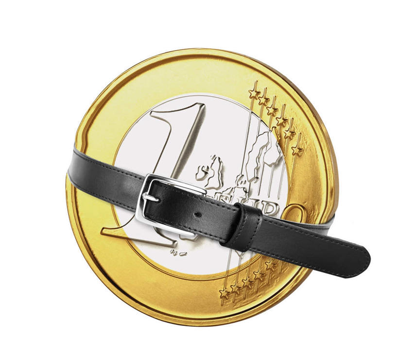 无人,横图,俯视,室内,特写,白天,白色背景,钱,静物,标志,钱币,数字,文字,字符,标识,腰带,黑色,金融,摄影,阿拉伯数字,影棚,经济,皮带,流通,贸易,配饰,裤带,货币,现金,硬币,彩图,高角度拍摄,影棚拍摄,拍摄