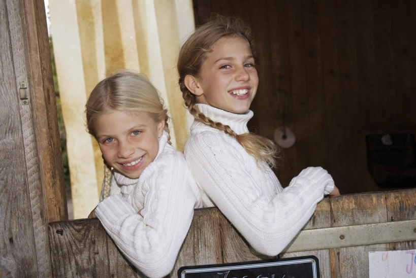 西方人,儿童,两个人,家庭,站,笑,微笑,露齿笑,横图,室内,白天,正面,纯洁,欧洲,欧洲人,撑,服装,注视,小孩,衣服,观察,看,站着,温暖,温馨,一家人,可爱,童年,童趣,服饰,观看,马棚,和睦,察看,撑着,衣着,穿着,关注,童真,烂漫,无邪,衣饰,天真,女孩,女人,女性,白种人,孩子,站立,半身,彩图,融洽,女生