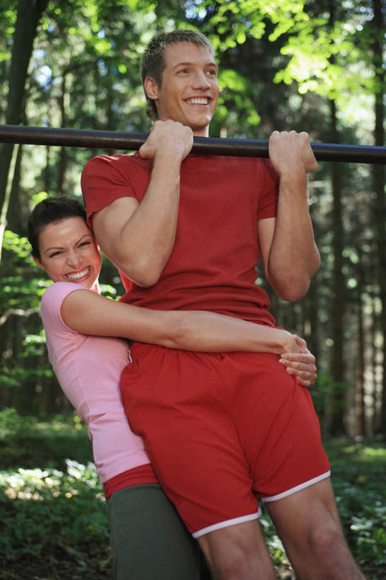 西方人,两个人,家庭,夫妻,站,抱,笑,引体向上,微笑,露齿笑,竖图,室外,白天,正面,运动服,爱情,锻炼,运动,单杠,草地,草坪,森林,树林,植物,欧洲,欧洲人,服装,朦胧,模糊,浪漫,注视,运动器械,草,树,树木,衣服,绿色,自然,观察,看,站着,温暖,温馨,一家人,健身器械,恩爱,恋人,服饰,生长,成长,抱着,观看,和睦,察看,搂着,衣着,穿着,关注,健身器材,衣饰,体育,男人,男性,年轻男性,年轻女性,女人,女性,白种人,情侣,搂,搂抱,引体上升,站立,半身,彩图,健身,伴侣,融洽,运动器材,运动装