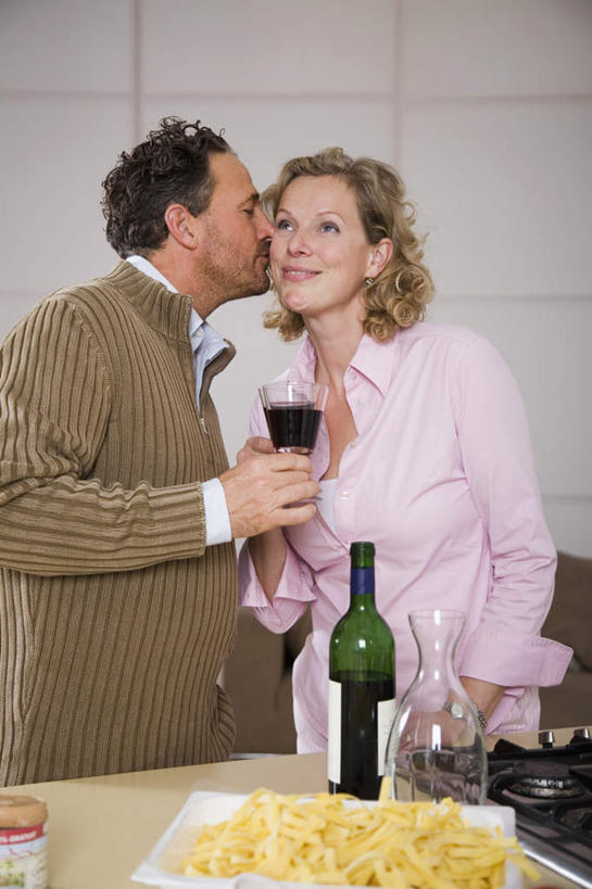 面食,面条,意大利面,红酒,葡萄酒,西方人,中年人,两个人,家庭,夫妻,站,笑,吻,微笑,露齿笑,竖图,室内,白天,正面,爱情,西餐,餐桌,桌子,杯子,餐具,欧洲,欧洲人,握,服装,朦胧,模糊,昆虫,蚕,碟子,高脚杯,盘,墙,面,料理,食品,红酒杯,酒类,两杯,浪漫,拿,拿着,注视,休闲装,墙壁,墙面,玻璃制品,酒,食物,饮料,衣服,白色,动物,盘子,酒杯,碟,观察,看,站着,休闲,温暖,温馨,一家人,休闲服,红葡萄酒,恩爱,西式,握着,恋人,服饰,餐台,观看,和睦,察看,葡萄酒杯,关注,益虫,家蚕,蚕宝宝,桑蚕,男人,男性,女人,女性,中年男性,中年女性,白种人,夫妇,情侣,玻璃杯,亲,亲吻,站立,半身,彩图,伴侣,融洽