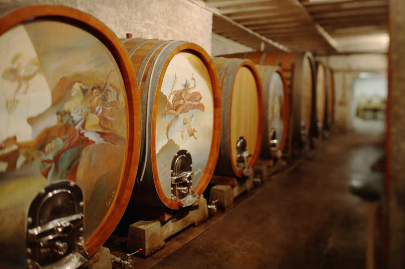 红酒,葡萄酒,无人,横图,室内,白天,正面,楼梯,木桶,桶,阶梯,灯光,酒类,酒窖,吊灯,台阶,灯,酒,饮料,容器,灯具,红葡萄酒,储藏,照明设备,储存,彩图,贮存