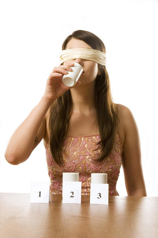 西方人,一个人,坐,竖图,室内,白天,白色背景,正面,指示牌,杯子,欧洲,欧洲人,仅一个年轻女性,仅一个女性,仅一个人,握,服装,标志,数字,文字,字符,拿,拿着,休闲装,标识,衣服,水杯,品尝,休闲,休闲服,握着,遮,摄影,阿拉伯数字,服饰,影棚,遮挡,遮盖,遮蔽,年轻女性,女人,女性,白种人,茶杯,坐着,半身,彩图,影棚拍摄,拍摄