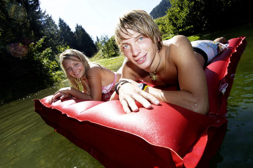 西方人,两个人,笑,微笑,露齿笑,竖图,室外,白天,正面,爱情,草地,草坪,河流,水,植物,欧洲,欧洲人,阴影,朦胧,模糊,光线,影子,河水,水流,浪漫,注视,草,树,树木,绿色,阳光,自然,观察,看,趴着,温暖,温馨,气垫床,恩爱,恋人,生长,成长,观看,充气床,和睦,察看,关注,男人,男性,年轻男性,年轻女性,女人,女性,白种人,情侣,趴,半身,彩图,伴侣,融洽