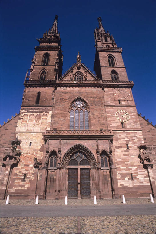 无人,教堂,竖图,室外,白天,仰视,旅游,度假,石头,标志建筑,地标,建筑,瑞士,欧洲,阴影,节日,光线,石子,影子,墙,文化,娱乐,建设,墙壁,墙面,蓝色,蓝天,天空,阳光,天,祈祷,享受,休闲,健康,旅游胜地,放松,许愿,宗教,信仰,晴朗,纪念,祈求,基督教,天主教,信念,中欧,万里无云,首府,巴塞尔,瑞士联邦,巴塞尔城市州,平安,石块,晴空,晴空万里,彩图,低角度拍摄,大教堂,礼拜堂