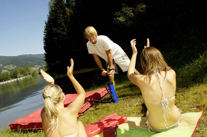 西方人,背部,三个人,伙伴,朋友,站,坐,举,横图,室外,白天,正面,泳装,比基尼,爱情,旅游,度假,友谊,草地,草坪,河流,美景,水,植物,船,纺织品,欧洲,欧洲人,弯腰,阴影,服装,装饰,光线,毛毯,毯子,影子,河水,景观,水流,浪漫,注视,休闲装,娱乐,设备,草,树,树木,纺织,衣服,蓝色,绿色,倒影,蓝天,天空,阳光,自然,垫子,交通工具,天,观察,看,托,站着,享受,休闲,温暖,温馨,休闲服,打气筒,景色,恩爱,放松,打气,恋人,充气,服饰,生长,晴朗,成长,观看,华丽,修饰,点缀,和睦,察看,倒映,关注,自然风光,载具,装备,气垫船,万里无云,弯身,衬托,美观,雅致,雅观,空气泵,反照,设置,充气筒,友情,男人,男性,年轻男性,年轻女性,女人,女性,白种人,情侣,晴空,晴空万里,举起,举手,举着,向上举,向上伸,向上托,站立,坐着,半身,彩图,三点式,泳衣,伴侣,融洽