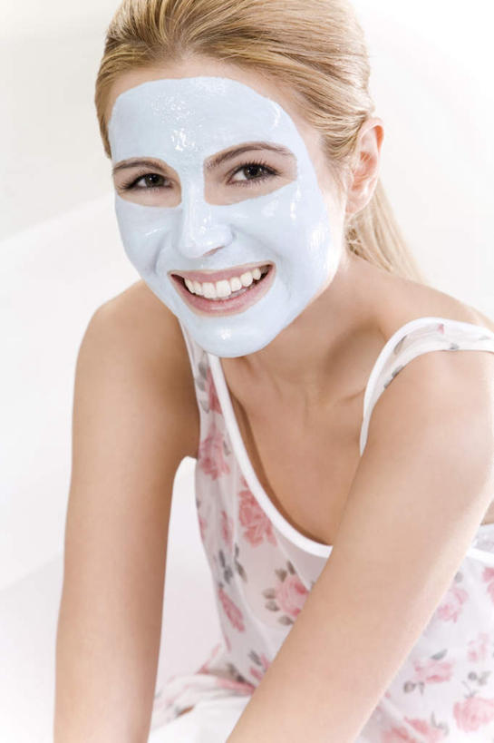 西方人,一个人,坐,笑,微笑,露齿笑,竖图,室内,白天,白色背景,正面,化妆,美容,欧洲,欧洲人,仅一个年轻女性,仅一个女性,仅一个人,护肤,服装,美白,注视,休闲装,衣服,化妆品,观察,看,清洁,保养,享受,休闲,休闲服,面膜,放松,去角质,保健,摄影,服饰,影棚,观看,保湿,察看,滋润,护肤品,化妆用品,关注,去死皮,护肤用品,舒缓,养颜,膏状,膏状面膜,去污,控油,紧肤,嫩肤,祛痘,去痘,祛角质,抗衰,再生,增白,补水,祛斑,抗皱,防皱,除皱,去皱,年轻女性,女人,女性,白种人,坐着,半身,彩图,影棚拍摄,拍摄