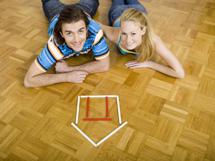 西方人,两个人,家,笑,微笑,露齿笑,横图,俯视,室内,白天,爱情,地板,欧洲,欧洲人,服装,木棒,房屋,屋子,地面,浪漫,注视,休闲装,楼房,木地板,住宅,衣服,观察,看,趴着,休闲,温暖,温馨,休闲服,恩爱,恋人,服饰,观看,和睦,察看,关注,男人,男性,年轻男性,年轻女性,女人,女性,白种人,情侣,趴,抬头,仰头,半身,彩图,高角度拍摄,房子,伴侣,融洽