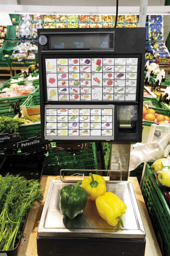 无人,商店,竖图,室内,白天,正面,购物,消费,仪器,超市,辣椒,蔬菜,新鲜,食品,电子秤,货架,架子,食物,金融,百货,有机食品,绿色食品,衡量,陈列架,计量,选购,贸易,彩椒,百货公司,辣角,红海椒,大椒,辣虎,广椒,血拼,衡器,超市货架,秤,超级市场,大卖场,甜椒,柿子椒,辣子,海椒,番椒,灯笼椒,彩图,购物商场,购物中心,商业中心,电子称