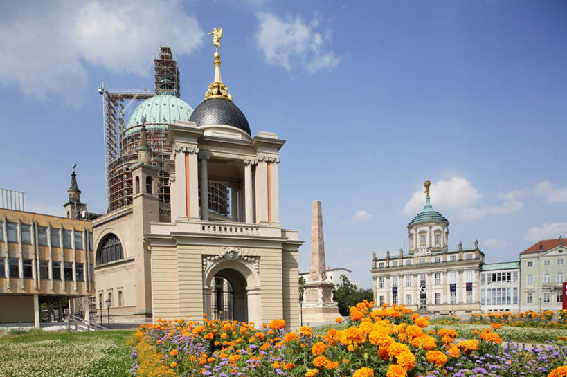 无人,教堂,横图,室外,白天,仰视,旅游,度假,草地,草坪,花海,花圃,植物,标志建筑,地标,建筑,叶子,德国,欧洲,阴影,节日,盛开,光线,影子,云,云朵,花蕾,云彩,文化,娱乐,建设,草,花,花瓣,花朵,花卉,鲜花,蓝色,绿色,白云,蓝天,天空,阳光,花丛,花束,花田,天,花苞,花蕊,祈祷,享受,休闲,健康,旅游胜地,放松,许愿,宗教,信仰,晴朗,纪念,祈求,基督教,西欧,天主教,信念,德意志联邦共和国,首府,勃兰登堡,勃兰登堡州,波茨坦,平安,晴空,彩图,低角度拍摄,大教堂,礼拜堂