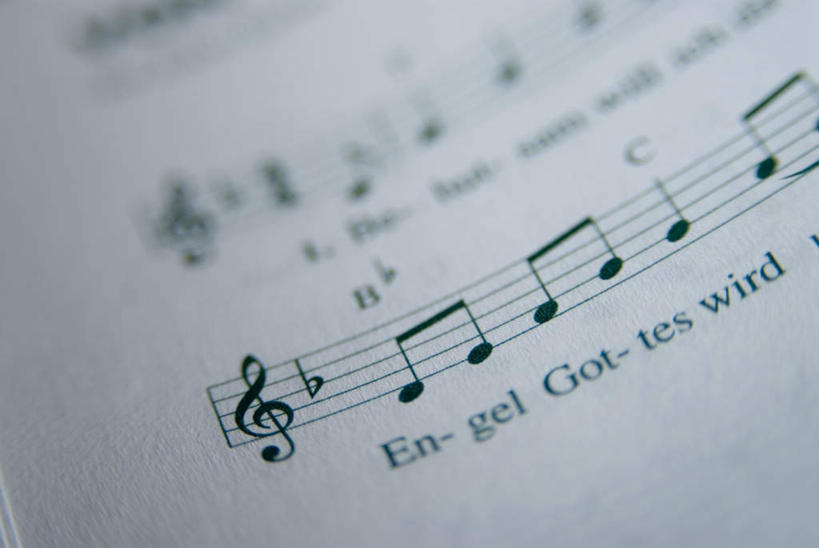 无人,横图,俯视,室内,特写,白天,静物,书籍,朦胧,模糊,英文,标志,文字,字符,字母,乐谱,五线谱,音乐,标识,英文字母,节拍,音符,符头,符干,符尾,乐章,彩图,高角度拍摄