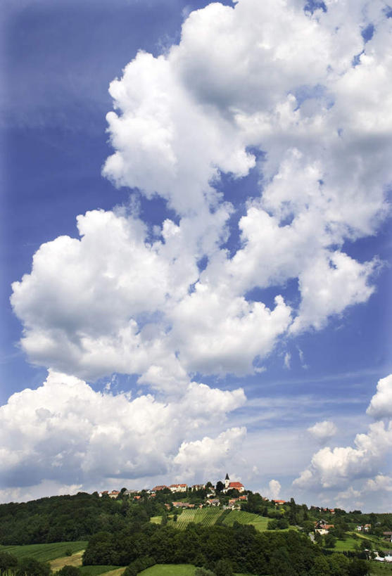 无人,竖图,室外,白天,仰视,旅游,度假,石头,美景,森林,山,山脉,树林,植物,奥地利,欧洲,阴影,光线,石子,影子,景观,山顶,山峰,云,云朵,山峦,云彩,娱乐,树,树木,蓝色,绿色,白云,蓝天,天空,阳光,自然,群山,天,享受,休闲,景色,放松,生长,晴朗,成长,自然风光,中欧,沉积岩,奥地利共和国,颠峰,极峰,水成岩,施泰尔马克州,石块,岩石,晴空,彩图,低角度拍摄