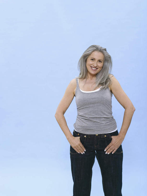 西方人,一个人,站,笑,微笑,露齿笑,竖图,室内,白天,正面,欧洲,欧洲人,仅一个女性,仅一个人,蓝色背景,服装,注视,休闲装,衣服,观察,看,站着,休闲,休闲服,摄影,服饰,仅一个老年女性,影棚,观看,察看,双手插袋,关注,手插袋,双手抄兜,双手放兜,老年女性,女人,女性,白种人,插兜,两手抄兜,两手放兜,手插兜,手放口袋,站立,半身,彩图,影棚拍摄,拍摄,手抄兜