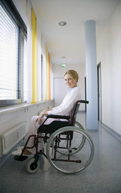 西方人,一个人,病人,坐,笑,微笑,露齿笑,竖图,室内,白天,侧面,欧洲,欧洲人,仅一个年轻女性,仅一个女性,仅一个人,服装,工具,注视,休闲装,衣服,轮椅,复健,观察,看,休闲,康复,休闲服,器械,服饰,观看,察看,医疗设备,关注,病患,医疗器械,残疾,残疾人,医疗工具,伤残,辅助设备,残障,弱势群体,年轻女性,女人,女性,白种人,患者,就医者,坐着,彩图,全身