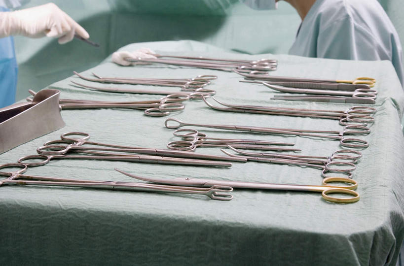 西方人,两个人,伙伴,朋友,医生,横图,室内,特写,白天,侧面,友谊,合作,团队,欧洲,欧洲人,戴,握,锐利,分离,刀具,过滤,拿,分开,拿着,注视,口罩,手套,刀,观察,看,医护人员,医疗人员,隔断,橡胶,战略,握着,遮掩,观看,隔离,戴着,察看,锋利,卫生,手术刀,手术工具,尖锐,掩盖,遮挡,白大褂,关注,净化,间隔,医疗器械,橡胶手套,预防,尖利,橡胶制品,遮盖,防尘,医用手套,联合,合谋,掩饰,断绝,隔开,屏蔽,屏绝,远离,中断,阻遏,阻隔,犀利,厉害,医疗用具,配合,协作,男人,男性,女人,女性,中年男性,中年女性,白种人,大夫,半身,彩图