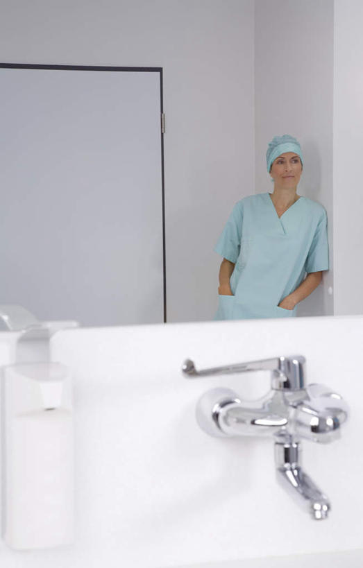 西方人,一个人,医生,站,竖图,室内,白天,正面,镜子,卫生间,洗手间,帽子,欧洲,欧洲人,仅一个女性,仅一个人,注视,观察,看,站着,仅一个中年女性,医护人员,医疗人员,观看,镜像,察看,双手插袋,白大褂,镜面,关注,手插袋,医生帽,双手抄兜,双手放兜,女人,女性,中年女性,白种人,大夫,厕所,插兜,两手抄兜,两手放兜,手插兜,手放口袋,站立,半身,彩图,手抄兜