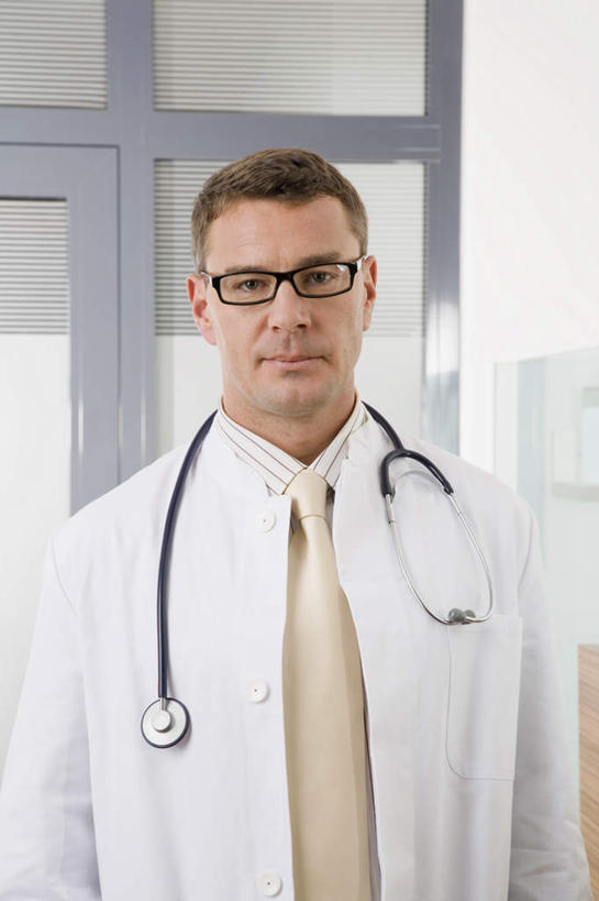 西方人,一个人,医生,站,竖图,室内,白天,正面,欧洲,欧洲人,仅一个男性,仅一个人,仅一个中年男性,戴,眼镜,注视,听诊器,观察,看,站着,医护人员,医疗人员,观看,戴着,察看,医疗设备,白大褂,关注,医疗器械,医疗工具,近视眼镜,检测工具,男人,男性,中年男性,白种人,大夫,站立,半身,彩图