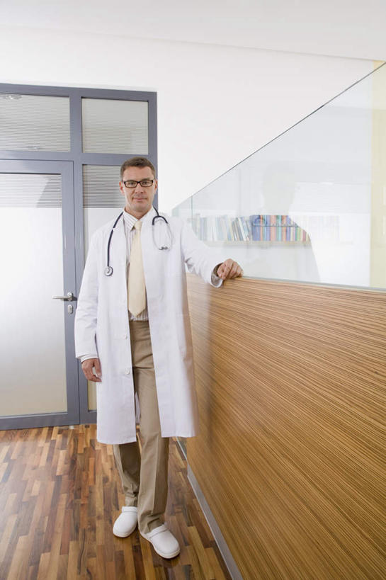 西方人,一个人,医生,站,竖图,室内,白天,正面,欧洲,欧洲人,仅一个男性,仅一个人,仅一个中年男性,戴,注视,听诊器,观察,看,站着,医护人员,医疗人员,观看,戴着,察看,医疗设备,白大褂,关注,医疗器械,医疗工具,检测工具,男人,男性,中年男性,白种人,大夫,站立,彩图,全身