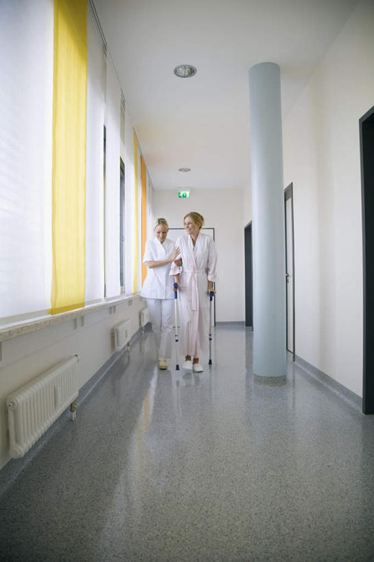 西方人,两个人,病人,护士,笑,说,微笑,露齿笑,竖图,室内,白天,正面,欧洲,欧洲人,工具,注视,扶,观察,看,器械,拐杖,观看,察看,扶着,白衣天使,关注,病患,医疗器械,残疾,残疾人,伤残,辅助设备,前臂拐,残障,弱势群体,交流,女人,女性,中年女性,白种人,患者,就医者,沟通,讲话,交谈,散步,说话,谈话,彩图,全身