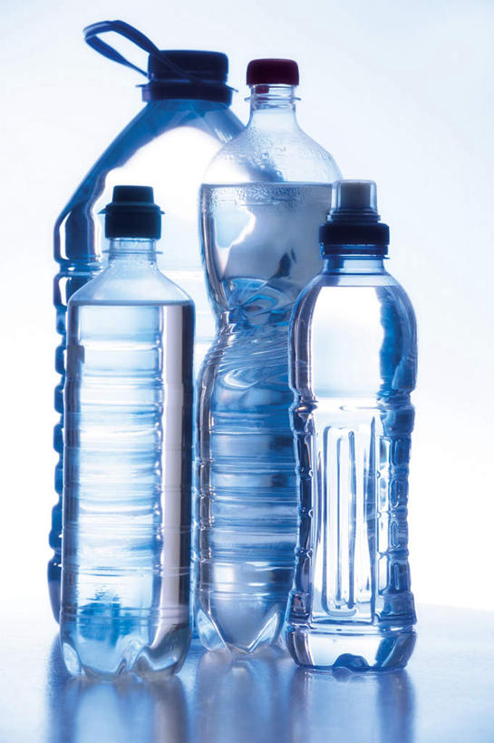 无人,竖图,室内,特写,白天,白色背景,正面,水,一排,阴影,整齐,反射,液体,影子,水瓶,饮用水,排列,玻璃瓶,瓶子,矿泉水,四个,摄影,影棚,队列,蒸馏水,彩图,影棚拍摄,拍摄