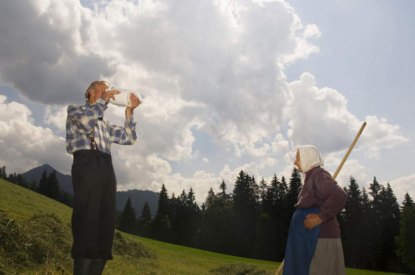 西方人,两个人,家庭,夫妻,农民,站,横图,室外,白天,侧面,爱情,草地,草坪,森林,树林,植物,欧洲,欧洲人,喝,阴影,服装,光线,铲子,工具,影子,云,云朵,浪漫,拿,云彩,拿着,注视,休闲装,草,树,树木,衣服,蓝色,绿色,白云,蓝天,天空,阳光,自然,瓶子,天,观察,看,站着,休闲,温暖,温馨,一家人,休闲服,恩爱,恋人,服饰,晴朗,观看,和睦,察看,关注,老年男性,老年女性,男人,男性,女人,女性,白种人,夫妇,情侣,晴空,佃农,农场主,农夫,农工,乡下人,小农,庄稼人,半身,彩图,伴侣,融洽