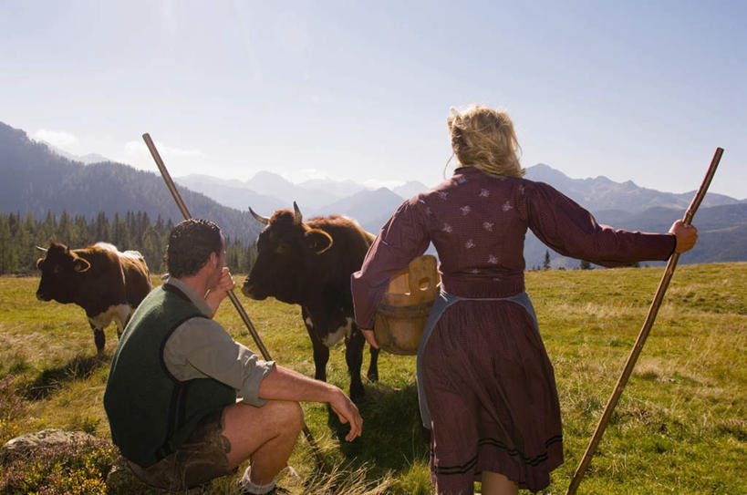 西方人,两个人,夫妻,农民,站,坐,横图,室外,白天,爱情,草地,草坪,植物,牛,欧洲,欧洲人,阴影,光线,影子,浪漫,拿,拿着,家禽,草,背面,蓝色,绿色,蓝天,天空,阳光,天,站着,恩爱,恋人,晴朗,木棍,万里无云,男人,男性,女人,女性,中年男性,中年女性,白种人,夫妇,情侣,晴空,晴空万里,奶牛,佃农,农场主,农夫,农工,乡下人,小农,庄稼人,坐着,半身,彩图,伴侣