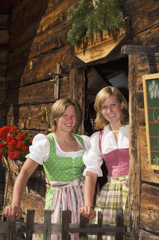 西方人,两个人,家庭,伙伴,朋友,木屋,站,笑,微笑,露齿笑,竖图,室外,白天,正面,裙子,旅游,度假,友谊,欧洲,欧洲人,服装,注视,休闲装,娱乐,长裙,衣服,观察,看,站着,享受,休闲,温暖,温馨,一家人,休闲服,放松,服饰,观看,半身裙,和睦,察看,关注,友情,年轻女性,女人,女性,白种人,玩耍,半身,彩图,茅舍,茅屋,棚屋,小木屋,小屋,融洽