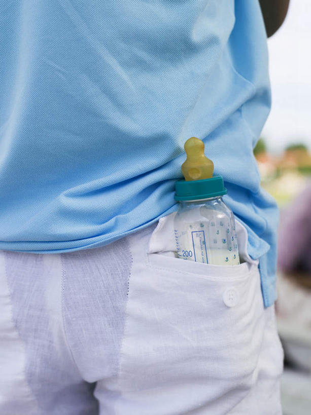 西方人,一个人,站,竖图,室外,特写,白天,旅游,度假,欧洲,欧洲人,仅一个男性,仅一个人,仅一个中年男性,服装,朦胧,模糊,奶瓶,休闲装,娱乐,背面,衣服,站着,享受,休闲,休闲服,放松,服饰,男人,男性,中年男性,白种人,玩耍,半身,彩图