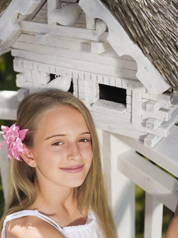 西方人,儿童,脸,头,脸颊,一个人,家,站,笑,微笑,露齿笑,竖图,室外,特写,白天,正面,纯洁,欧洲,欧洲人,仅一个女性,仅一个人,服装,房屋,屋子,注视,休闲装,楼房,肩膀,住宅,小孩,衣服,观察,看,站着,仅一个小孩,休闲,休闲服,可爱,童年,童趣,服饰,观看,头花,察看,关注,童真,烂漫,无邪,天真,女孩,女人,女性,白种人,孩子,头部,脸部,脸蛋,面部,半身,彩图,房子,女生