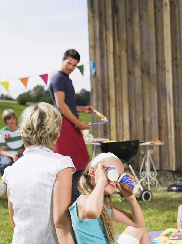 西方人,儿童,中年人,背部,四个人,家庭,夫妻,母亲,父亲,女儿,儿子,站,竖图,室外,白天,正面,爱情,纯洁,草地,草坪,植物,杯子,旗帜,欧洲,欧洲人,喝,阴影,服装,光线,铲子,烤炉,影子,食品,浪漫,拿,烧烤架,拿着,注视,休闲装,草,食物,小孩,衣服,蓝色,绿色,蓝天,天空,阳光,水杯,天,观察,看,站着,休闲,温暖,温馨,父女,父子,母女,母子,一家人,休闲服,恩爱,父爱,可爱,母爱,童年,童趣,恋人,服饰,晴朗,观看,和睦,察看,关注,童真,烂漫,无邪,万里无云,天真,男孩,男人,男性,女孩,女人,女性,中年男性,中年女性,白种人,孩子,夫妇,情侣,茶杯,晴空,晴空万里,半身,彩图,伴侣,融洽,男生,女生