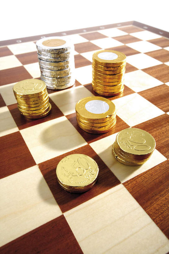 无人,竖图,俯视,室内,特写,白天,白色背景,游戏,智慧,钱,静物,一堆,许多,阴影,堆叠,堆积,反射,钱币,影子,玩,娱乐,休闲,棋盘,益智,金融,摄影,影棚,经济,活动,堆,发泄,消遣,智力,跳棋,流通,贸易,宣泄,西洋跳棋,国际跳棋,货币,现金,硬币,玩耍,嬉戏,彩图,高角度拍摄,影棚拍摄,拍摄