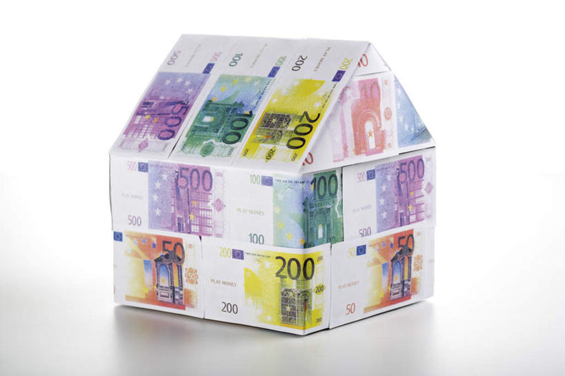 无人,家,横图,室内,特写,白天,白色背景,正面,钱,静物,立体,空间,钱币,房屋,屋子,欧元,楼房,住宅,模型,规划,钞票,金融,纸币,摄影,影棚,经济,流通,纸钞,贸易,直观,建筑模型,建筑设计,货币,现金,设计,彩图,影棚拍摄,拍摄,房子