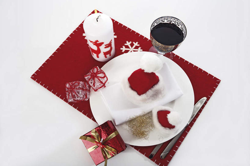 红酒,葡萄酒,无人,横图,俯视,室内,白天,白色背景,幸福,哺乳动物,鹿,野生动物,杯子,餐具,礼盒,礼物,圣诞节,圣诞老人,节日,庆祝,纸盒,酒类,文化,玻璃制品,盒子,酒,饮料,动物,包装盒,饰品,水杯,礼品盒,庆典,红葡萄酒,可爱,摄影,礼品,活泼,影棚,纪念,吉祥,进取,角鹿,玻璃杯,进餐用具,烹调用具,驯鹿,彩图,高角度拍摄,影棚拍摄,拍摄