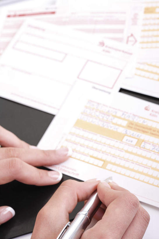 西方人,手,指甲,一个人,竖图,俯视,室内,特写,白天,白色背景,欧洲,欧洲人,双手,仅一个年轻女性,仅一个女性,仅一个人,握,笔,表格,手部,握着,金融,摄影,影棚,经济,填写,流通,贸易,年轻女性,女人,女性,白种人,手指甲,半身,彩图,高角度拍摄,影棚拍摄,拍摄