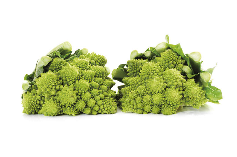 无人,横图,室内,特写,白天,白色背景,正面,蔬菜,切开,新鲜,花菜,花椰菜,西兰花,食品,食物,两个,切,摄影,有机食品,绿色食品,影棚,椰菜花,剖面,切面,罗马花椰菜,青宝塔,甘蓝花,彩图,影棚拍摄,拍摄